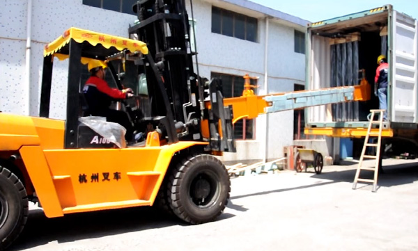 玻璃行業(yè)，杭州叉車串桿屬具卸貨實拍案例