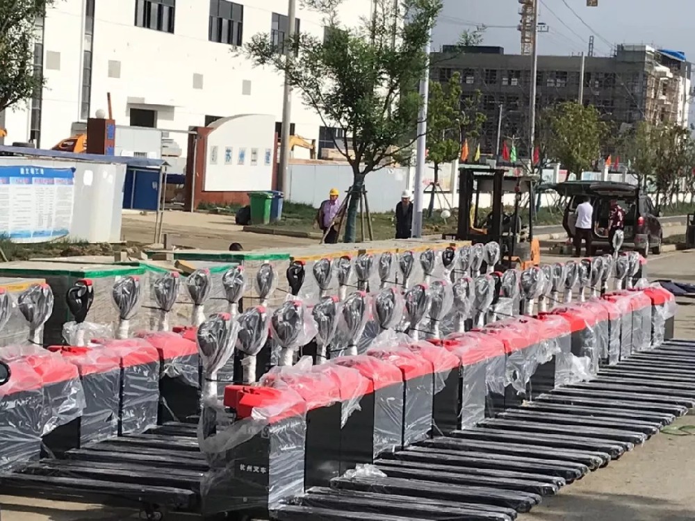 大氣登場！杭叉電動搬運(yùn)車大批量交付江蘇某新能源企業(yè)