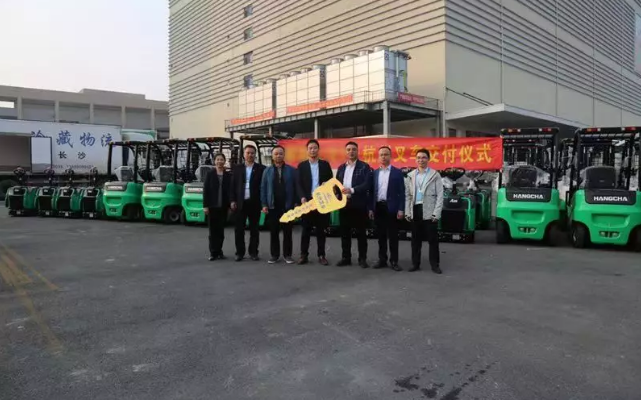 【強(qiáng)勢】杭叉集團(tuán)交付湖南某大型冷庫58臺鋰電池叉車！