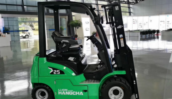 電動(dòng)叉車(chē)買(mǎi)鋰電的還是鉛酸的？當(dāng)然是鋰電的！