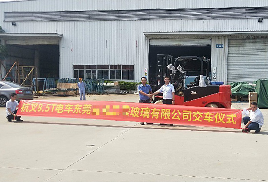 叉車搬運(yùn)玻璃？要輕拿輕放！